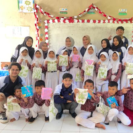 Pembuatan Prakarya Kerajinan Menggunakan Lingkungan (Eco Print) di SD Kaligawe